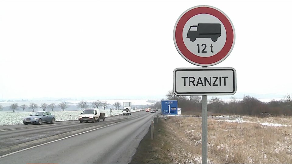 18. 2. 2018 ZPRÁVY: ZA 4 DNY ZAČNOU PŘES ŘÍČANY U PRAHY PROUDIT KAMIONY. ZÁKAZ BUDE ZRUŠEN